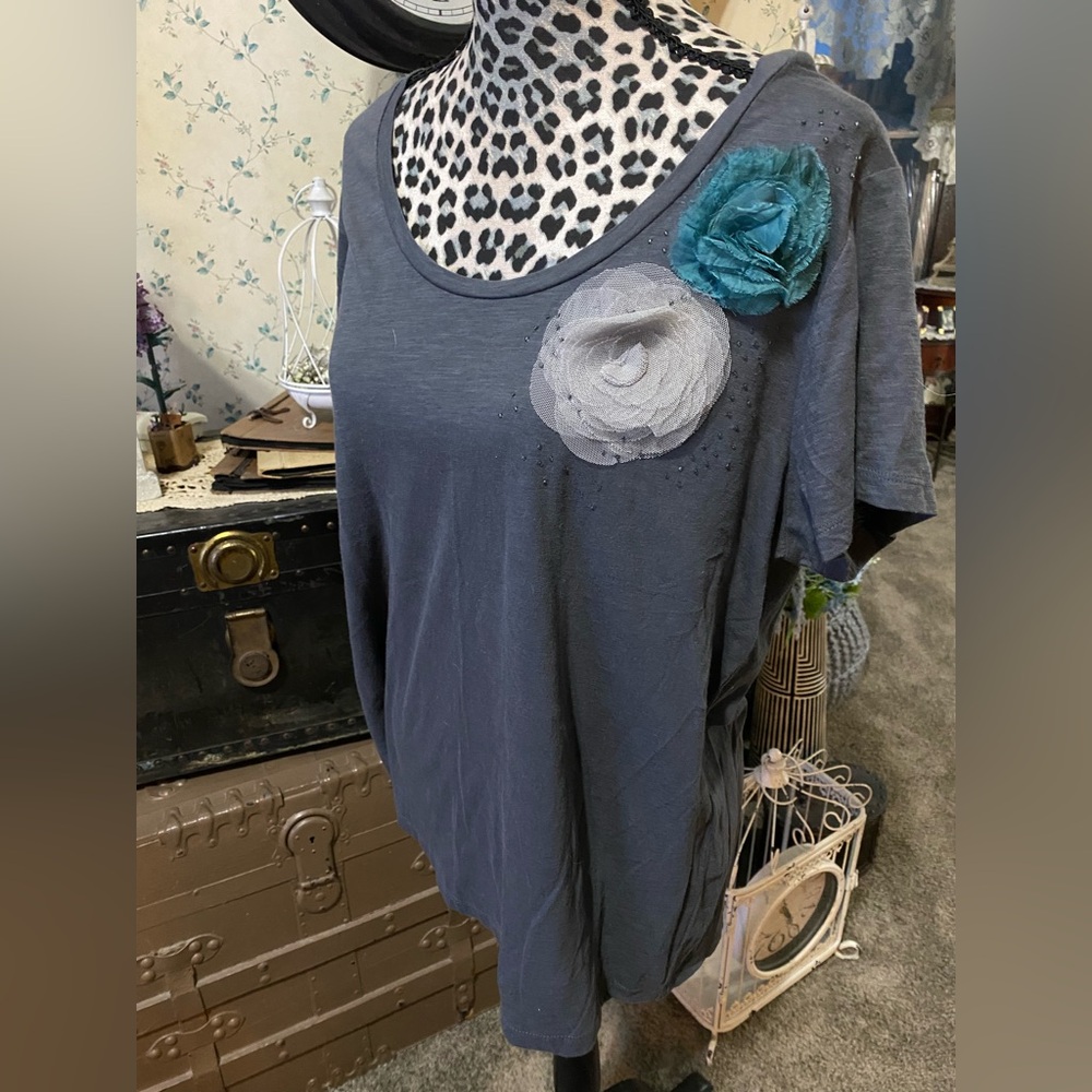 Merona Women’s Plus t-shirt Gray and Blue Embellished flowers Short Sleeve Tee